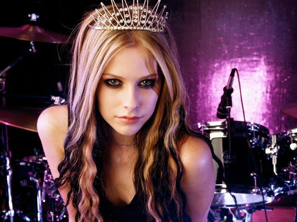 Avril Lavigne a lansat videoclipul piesei „Here’s To Never Growing Up” (Video)